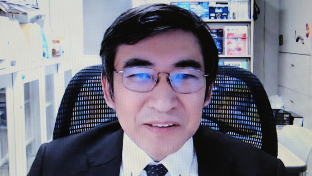 リモートで祝辞を述べる日本ゴム協会の斎藤会長