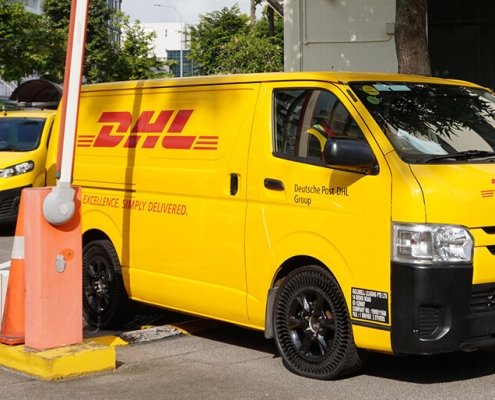 「ミシュランアプティス・プロトタイプ」を装着してシンガポールを運行するＤＨＬ車両