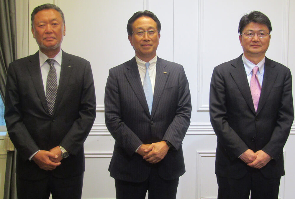 再任された塩谷理事長（中央）と前田、黒川両副理事長