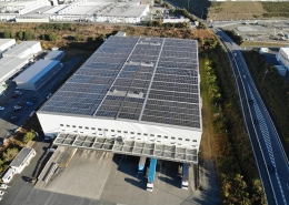 新城南工場内の屋根に設置された太陽光発電システム