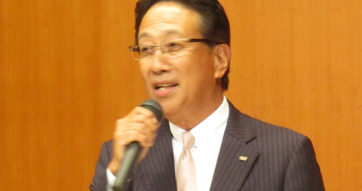 あいさつを行う塩谷理事長